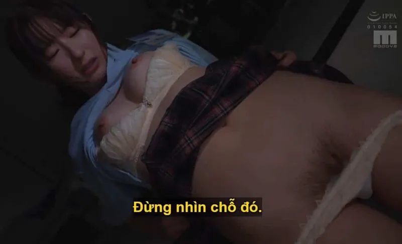 Ông sếp lập mưu quan hệ tình dục với cô nhân viên kiêu kỳ lười nhác, suốt ngày bận rộn chat chit cùng người yêu.