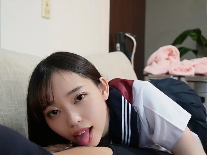 Học sinh nữ ngây thơ bị tên ba cóc chọc buồi giả vào lồn